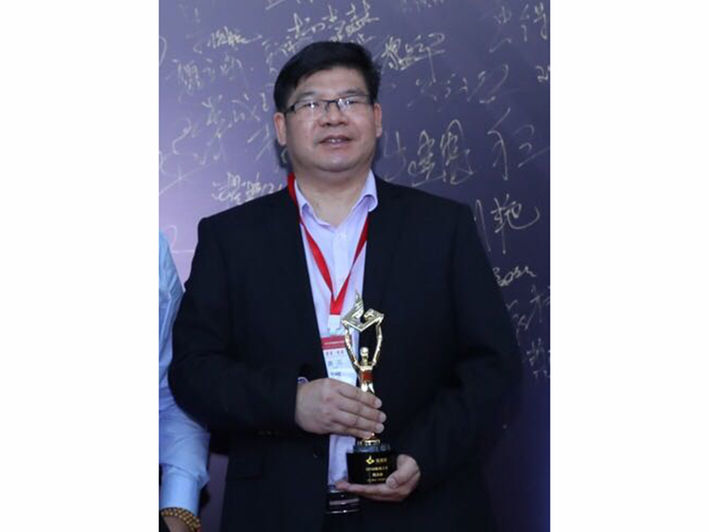 2018年榮獲”中國(guó)玻璃網(wǎng)“玻璃工匠獎(jiǎng)